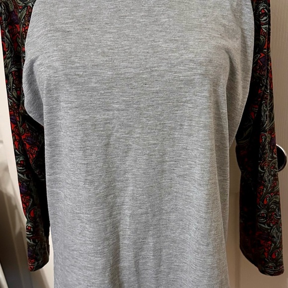 95% rayon, 5% spandex
3/4 sleeve, pattern, and grey sleeves - Picture 2 of 4